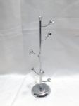 Expositor de joias em forma de árvore é feito de cromo e possui detalhes de cristal nas pontas dos ganchos. Aprox. 26cm de altura. Detalhes conforme fotos, _(ºLº)_ Caso necessite, tire todas suas dúvidas via atendimento personalizado por WhatsApp: (11) 98681-9377. Não deixe para última hora! Antecipadamente agradecemos pelo seu lance. Sem testes ou garantias futuras de originalidade, funcionalidade, material ou procedência.