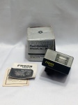 Flash eletrônico Frata Matic X, compatível com câmeras Kodak Instamatic modelos 54, 155 e 177-X. O item inclui a embalagem original, o flash e manuais de instruções. Detalhes conforme fotos, _(ºLº)_ Caso necessite, tire todas suas dúvidas via atendimento personalizado por WhatsApp: (11) 98681-9377. Não deixe para última hora! Antecipadamente agradecemos pelo seu lance. Sem testes ou garantias futuras de originalidade, funcionalidade, material ou procedência.