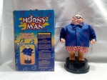 BRINQUEDO ANTIGO - Boneco eletrônico da marca Horny Man (conhecido como Boneco Machão), fabricado na China e importado para o Brasil.É considerado um item colecionável para adultos (+18), apresentando apelo sexual. O brinquedo funciona com 4 pilhas AA e possui funções como mexer os braços e falar. Sem testes. Detalhes conforme fotos, _(ºLº)_ Caso necessite, tire todas suas dúvidas via atendimento personalizado por WhatsApp: (11) 98681-9377. Não deixe para última hora! Antecipadamente agradecemos pelo seu lance. Sem testes ou garantias futuras de originalidade, funcionalidade, material ou procedência.