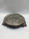 Incensário de metal é decorado com um padrão floral intrincado e possui pés detalhados. O item é comumente usado para queimar incenso de vareta ou cone, servindo também como um suporte decorativo. Aprox. 10cm de diâmetro. Detalhes conforme fotos, _(ºLº)_ Caso necessite, tire todas suas dúvidas via atendimento personalizado por WhatsApp: (11) 98681-9377. Não deixe para última hora! Antecipadamente agradecemos pelo seu lance. Sem testes ou garantias futuras de originalidade, funcionalidade, material ou procedência.