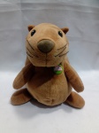 Pelúcia de capivara promocional da marca Guaraná Antarctica. O brinquedo faz parte de coleções antigas e apresenta um broche verde com a marca no peito. Detalhes conforme fotos, _(ºLº)_ Caso necessite, tire todas suas dúvidas via atendimento personalizado por WhatsApp: (11) 98681-9377. Não deixe para última hora! Antecipadamente agradecemos pelo seu lance. Sem testes ou garantias futuras de originalidade, funcionalidade, material ou procedência.