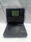 FUNCIONANDO - Rádio despertador Sharper Image, modelo compacto com reprodutor de CD. O aparelho possui uma tela LCD digital que exibe a hora, data e possivelmente a temperatura.Inclui um sintonizador de rádio AM/FM e uma antena telescópica para recepção de sinal. Pode ser alimentado por uma fonte de energia externa ou pilhas para portabilidade. Detalhes conforme fotos, _(ºLº)_ Caso necessite, tire todas suas dúvidas via atendimento personalizado por WhatsApp: (11) 98681-9377. Não deixe para última hora! Antecipadamente agradecemos pelo seu lance. Sem testes ou garantias futuras de originalidade, funcionalidade, material ou procedência.