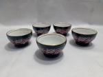 Conjunto de xícaras de chá em cerâmica chinesa estilo Kung Fu, apresenta um design tradicional com dragões brancos pintados sobre um fundo vermelho e preto. Detalhes conforme fotos, _(ºLº)_ Caso necessite, tire todas suas dúvidas via atendimento personalizado por WhatsApp: (11) 98681-9377. Não deixe para última hora! Antecipadamente agradecemos pelo seu lance. Sem testes ou garantias futuras de originalidade, funcionalidade, material ou procedência.