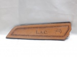 Bainha de couro personalizada apresenta as iniciais `L.A.C.` e um símbolo gravado. É feita de couro legítimo com detalhes trabalhados nas bordas. O produto é projetado para o transporte e proteção de facas artesanais ou de campo. Aprox. 29cm. Detalhes conforme fotos, _(ºLº)_ Caso necessite, tire todas suas dúvidas via atendimento personalizado por WhatsApp: (11) 98681-9377. Não deixe para última hora! Antecipadamente agradecemos pelo seu lance. Sem testes ou garantias futuras de originalidade, funcionalidade, material ou procedência.
