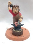 Personagem George, o Ferreiro, da coleção `Os Animais da Fazenda` lançada pela Planeta DeAgostini. O boneco plástico mostra o ferreiro segurando uma marreta sobre uma bigorna, com cerca de 14cm de altura. Detalhes conforme fotos, _(ºLº)_ Caso necessite, tire todas suas dúvidas via atendimento personalizado por WhatsApp: (11) 98681-9377. Não deixe para última hora! Antecipadamente agradecemos pelo seu lance. Sem testes ou garantias futuras de originalidade, funcionalidade, material ou procedência.