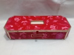 Caixa decorativa vazia da marca Victoria`s Secret, frequentemente utilizada para armazenamento de perfumes ou colecionáveis. O item possui um design temático em vermelho com detalhes em dourado e fechamento magnético. Detalhes conforme fotos, _(ºLº)_ Caso necessite, tire todas suas dúvidas via atendimento personalizado por WhatsApp: (11) 98681-9377. Não deixe para última hora! Antecipadamente agradecemos pelo seu lance. Sem testes ou garantias futuras de originalidade, funcionalidade, material ou procedência.