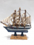 Miniatura de navio veleiro é um enfeite decorativo feito de madeira. O modelo possui um casco pintado de preto e branco, com velas de tecido e detalhes em corda. A base de madeira traz a inscrição pintada à mão `Valparaíso` de um lado e `Chile` do outro. Detalhes conforme fotos, _(ºLº)_ Caso necessite, tire todas suas dúvidas via atendimento personalizado por WhatsApp: (11) 98681-9377. Não deixe para última hora! Antecipadamente agradecemos pelo seu lance. Sem testes ou garantias futuras de originalidade, funcionalidade, material ou procedência.