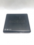 Gravador/Leitor de DVD Externo Samsung modelo SE-S084D, apresentando um design ultrafino na cor preta. O dispositivo utiliza uma interface USB 2.0 para conexão direta com computadores e notebooks que não possuem unidade óptica interna. Suporta velocidades de gravação de até 8x para DVDs e leitura de diversos formatos de CD e DVD. Detalhes conforme fotos, _(ºLº)_ Caso necessite, tire todas suas dúvidas via atendimento personalizado por WhatsApp: (11) 98681-9377. Não deixe para última hora! Antecipadamente agradecemos pelo seu lance. Sem testes ou garantias futuras de originalidade, funcionalidade, material ou procedência.