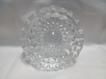 Cinzeiro de mesa antigo, fabricado em demi cristal francês com design lapidado em relevo. Aprox. 14cm de diâmetro. Detalhes conforme fotos, _(ºLº)_ Caso necessite, tire todas suas dúvidas via atendimento personalizado por WhatsApp: (11) 98681-9377. Não deixe para última hora! Antecipadamente agradecemos pelo seu lance. Sem testes ou garantias futuras de originalidade, funcionalidade, material ou procedência.