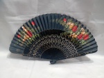 Leque de mão dobrável, frequentemente associado a estilos orientais ou espanhóis. A estrutura é feita de bambu, enquanto a parte superior do leque apresenta um tecido escuro, possivelmente pintado à mão com motivos florais. Detalhes conforme fotos, _(ºLº)_ Caso necessite, tire todas suas dúvidas via atendimento personalizado por WhatsApp: (11) 98681-9377. Não deixe para última hora! Antecipadamente agradecemos pelo seu lance. Sem testes ou garantias futuras de originalidade, funcionalidade, material ou procedência.