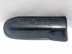 Estojo de couro preto da marca Pierre Cardin, que pode ser usado para proteger canetas ou óculos. Aprox. 5,5 x 14cm. Detalhes conforme fotos, _(ºLº)_ Caso necessite, tire todas suas dúvidas via atendimento personalizado por WhatsApp: (11) 98681-9377. Não deixe para última hora! Antecipadamente agradecemos pelo seu lance. Sem testes ou garantias futuras de originalidade, funcionalidade, material ou procedência.