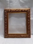 Moldura dourada trabalhada no estilo provençal ou colonial com acabamento em ouro velho. Aprox. 28 x 30,5cm. Detalhes conforme fotos, _(ºLº)_ Caso necessite, tire todas suas dúvidas via atendimento personalizado por WhatsApp: (11) 98681-9377. Não deixe para última hora! Antecipadamente agradecemos pelo seu lance. Sem testes ou garantias futuras de originalidade, funcionalidade, material ou procedência.