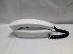 Interfone HDL modelo AZ01 branco, projetado para sistemas residenciais ou coletivos. Ele possui um sistema para acionamento de fechadura elétrica. O aparelho inclui o monofone e a base para fixação na parede. Sem testes. Detalhes conforme fotos, _(ºLº)_ Caso necessite, tire todas suas dúvidas via atendimento personalizado por WhatsApp: (11) 98681-9377. Não deixe para última hora! Antecipadamente agradecemos pelo seu lance. Sem testes ou garantias futuras de originalidade, funcionalidade, material ou procedência.
