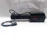 Estabilizador APC modelo Line-R com potência nominal de 300 VA. O dispositivo funciona com tensão de entrada e saída de 115 V~ e frequência de 60Hz. Utiliza um fusível de ação retardada de T 3.15 A - 250 V para proteção contra sobrecargas. O dispositivo possui múltiplas tomadas integradas em um design estilo régua para conectar equipamentos eletrônicos. Inclui um interruptor de ligar/desligar iluminado no painel lateral. Sem testes. Detalhes conforme fotos, _(ºLº)_ Caso necessite, tire todas suas dúvidas via atendimento personalizado por WhatsApp: (11) 98681-9377. Não deixe para última hora! Antecipadamente agradecemos pelo seu lance. Sem testes ou garantias futuras de originalidade, funcionalidade, material ou procedência.
