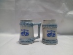 2 Canecas de porcelana artesanal típicas da marca Porcelana Monte Sião. Possuem detalhes em alto-relevo com pintura característica na cor azul e branco. São peças comuns de colecionismo ou lembranças de viagem da cidade de Monte Sião, Minas Gerais. Detalhes conforme fotos, _(ºLº)_ Caso necessite, tire todas suas dúvidas via atendimento personalizado por WhatsApp: (11) 98681-9377. Não deixe para última hora! Antecipadamente agradecemos pelo seu lance. Sem testes ou garantias futuras de originalidade, funcionalidade, material ou procedência.