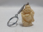 Chaveiro antigo de Buda Risonho feito de resina na cor marfim. Detalhes conforme fotos, _(ºLº)_ Caso necessite, tire todas suas dúvidas via atendimento personalizado por WhatsApp: (11) 98681-9377. Não deixe para última hora! Antecipadamente agradecemos pelo seu lance. Sem testes ou garantias futuras de originalidade, funcionalidade, material ou procedência.