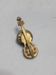 Pin/Broche colecionável dourado de violino. Detalhes conforme fotos, _(ºLº)_ Caso necessite, tire todas suas dúvidas via atendimento personalizado por WhatsApp: (11) 98681-9377. Não deixe para última hora! Antecipadamente agradecemos pelo seu lance. Sem testes ou garantias futuras de originalidade, funcionalidade, material ou procedência.
