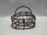 Esta é uma caixinha aramada antiga, perfeita para decorar ou guardar pequenos objetos. Aprox. 4 x 6 x 8cm. Detalhes conforme fotos, _(ºLº)_ Caso necessite, tire todas suas dúvidas via atendimento personalizado por WhatsApp: (11) 98681-9377. Não deixe para última hora! Antecipadamente agradecemos pelo seu lance. Sem testes ou garantias futuras de originalidade, funcionalidade, material ou procedência.