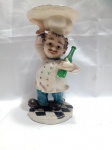 Estatueta decorativa de chef segurando uma garrafa de vinho e uma bandeja. Objeto feito de resina com bandeja  Detalhes conforme fotos, _(ºLº)_ Caso necessite, tire todas suas dúvidas via atendimento personalizado por WhatsApp: (11) 98681-9377. Não deixe para última hora! Antecipadamente agradecemos pelo seu lance. Sem testes ou garantias futuras de originalidade, funcionalidade, material ou procedência.