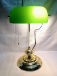 FUNCIONANDO - Abajur banker / bunker, em estado de novo, modelo clássico estilo Banqueiro inglês, apresentando uma icônica cúpula de vidro verde e uma base metálica dourada. O produto possui um interruptor funcional de corrente de tração, comumente usado para ligar e desligar a luz. 38CM DE ALTURA X 27CM DE COMPRIMENTO X 21CM DE LARGURA. Detalhes conforme fotos, _(ºLº)_ Caso necessite, tire todas suas dúvidas via atendimento personalizado por WhatsApp: (11) 98681-9377. Não deixe para última hora! Antecipadamente agradecemos pelo seu lance. Sem testes ou garantias futuras de originalidade, funcionalidade, material ou procedência.