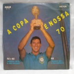 Disco de vinil duplo RCA Victor intitulado "A Copa é Nossa 70", que apresenta narrações históricas das Copas do Mundo de 1958, 1962 e 1970. O álbum inclui transmissões diretas da Rádio Bandeirantes, focando na conquista do tricampeonato brasileiro em 1970. Detalhes conforme fotos, _(ºLº)_ Caso necessite, tire todas suas dúvidas via atendimento personalizado por WhatsApp: (11) 98681-9377. Não deixe para última hora! Antecipadamente agradecemos pelo seu lance. Sem testes ou garantias futuras de originalidade, funcionalidade, material ou procedência.