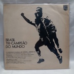 Disco de vinil (LP) Brasil Tri-Campeão do Mundo lançado pela gravadora Philips em 1970. A capa apresenta uma silhueta icônica de Pelé comemorando, e o álbum contém narrações dos principais gols da Copa do Mundo de 1970 no México. Um dos lados possui arranhões, o disco não foi testado. Detalhes conforme fotos, _(ºLº)_ Caso necessite, tire todas suas dúvidas via atendimento personalizado por WhatsApp: (11) 98681-9377. Não deixe para última hora! Antecipadamente agradecemos pelo seu lance. IMPORTANTE: Por se tratar de item histórico e usado, o disco é vendido no estado em que se encontra, conforme as fotografias. Não realizamos testes individuais, não nos responsabilizando por riscos, chiados ou demais marcas naturais de uso. A capa e o selo fazem parte da descrição do lote. Esclareça todas as dúvidas antes de ofertar lances, conforme os Termos e Condições do Leilão. IMPORTANTE: Por se tratar de item histórico e usado, o disco é vendido no estado em que se encontra, conforme as fotografias. Não realizamos testes individuais, não nos responsabilizando por riscos, chiados ou demais marcas naturais de uso. A capa e o selo fazem parte da descrição do lote. Esclareça todas as dúvidas antes de ofertar lances, conforme os Termos e Condições do Leilão. Sem testes ou garantias futuras de originalidade, funcionalidade, material ou procedência.