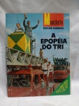 Edição histórica da Revista Manchete intitulada "A Epopéia do Tri", lançada em junho de 1970 para comemorar o tricampeonato mundial da Seleção Brasileira no México. A edição é conhecida como "Edição Sonora" porque originalmente acompanhava um disco de vinil compacto contendo a narração dos gols da final. Detalhes conforme fotos, _(ºLº)_ Caso necessite, tire todas suas dúvidas via atendimento personalizado por WhatsApp: (11) 98681-9377. Não deixe para última hora! Antecipadamente agradecemos pelo seu lance. Sem testes ou garantias futuras de originalidade, funcionalidade, material ou procedência.