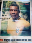 Pôster de colecionador mostra o jogador Pelé vestindo a camisa amarela da Seleção Brasileira bi campeã ainda, promocional da revista "Fatos e Fotos" de 1969. Detalhes conforme fotos, _(ºLº)_ Caso necessite, tire todas suas dúvidas via atendimento personalizado por WhatsApp: (11) 98681-9377. Não deixe para última hora! Antecipadamente agradecemos pelo seu lance. Sem testes ou garantias futuras de originalidade, funcionalidade, material ou procedência.