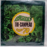 Disco de vinil (LP) Aldacir Louro e Coro Brasil Tri-Campeão Copa 70, comemorativo da conquista do Brasil na Copa do Mundo de 1970. Foi lançado pela gravadora Itamaraty em 1970. O disco inclui narrações históricas dos gols e trilhas sonoras da campanha da Seleção Brasileira. IMPORTANTE: Por se tratar de item histórico e usado, o disco é vendido no estado em que se encontra, conforme as fotografias. Não realizamos testes individuais, não nos responsabilizando por riscos, chiados ou demais marcas naturais de uso. A capa e o selo fazem parte da descrição do lote. Esclareça todas as dúvidas antes de ofertar lances, conforme os Termos e Condições do Leilão. O disco possui alguns arranhões. Detalhes conforme fotos, _(ºLº)_ Caso necessite, tire todas suas dúvidas via atendimento personalizado por WhatsApp: (11) 98681-9377. Não deixe para última hora! Antecipadamente agradecemos pelo seu lance. Sem testes ou garantias futuras de originalidade, funcionalidade, material ou procedência.