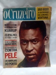Revista brasileira "O Cruzeiro", edição nº 49, datada de 14 de setembro de 1963, apresentando um retrato de Pelé. Detalhes conforme fotos, _(ºLº)_ Caso necessite, tire todas suas dúvidas via atendimento personalizado por WhatsApp: (11) 98681-9377. Não deixe para última hora! Antecipadamente agradecemos pelo seu lance. Sem testes ou garantias futuras de originalidade, funcionalidade, material ou procedência.