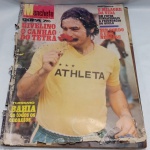 Revista brasileira Manchete da edição número 1159, datada de 6 de julho de 1974, destacando o jogador Rivelino. A manchete principal celebra a atuação de Roberto Rivelino na Copa do Mundo de 1974, chamando-o de "O Canhão do Tetra". O jogador veste uma camisa amarela da marca Athleta, icônica fornecedora de material esportivo da seleção brasileira na época. Detalhes conforme fotos, _(ºLº)_ Caso necessite, tire todas suas dúvidas via atendimento personalizado por WhatsApp: (11) 98681-9377. Não deixe para última hora! Antecipadamente agradecemos pelo seu lance. Sem testes ou garantias futuras de originalidade, funcionalidade, material ou procedência.
