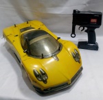 Automodelo de controle remoto usado, representando um Pagani Zonda amarelo. O conjunto inclui o carro e um controle remoto operando na frequência de 49MHz. Sem testes. Detalhes conforme fotos, _(ºLº)_ Caso necessite, tire todas suas dúvidas via atendimento personalizado por WhatsApp: (11) 98681-9377. Não deixe para última hora! Antecipadamente agradecemos pelo seu lance. Sem testes ou garantias futuras de originalidade, funcionalidade, material ou procedência.
