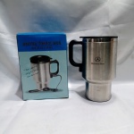 Caneca térmica de aço inoxidável possui o logotipo da Mercedes-Benz e é projetada para aquecer bebidas conectando-se ao acendedor de cigarros do carro. Detalhes conforme fotos, _(ºLº)_ Caso necessite, tire todas suas dúvidas via atendimento personalizado por WhatsApp: (11) 98681-9377. Não deixe para última hora! Antecipadamente agradecemos pelo seu lance. Sem testes ou garantias futuras de originalidade, funcionalidade, material ou procedência.