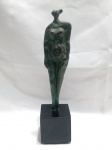 CALABRONE, Domenico - Esta é uma escultura de bronze patinado representando uma figura feminina, assinada pelo artista ítalo-brasileiro Domenico Calabrone e numerada com 012. A obra reflete o estilo modernista do artista, frequentemente focando em figuras humanas com formas alongadas ou estilizadas. Aprox. 21cm. Detalhes conforme fotos, _(ºLº)_ Caso necessite, tire todas suas dúvidas via atendimento personalizado por WhatsApp: (11) 98681-9377. Não deixe para última hora! Antecipadamente agradecemos pelo seu lance. Sem testes ou garantias futuras de originalidade, funcionalidade, material ou procedência.