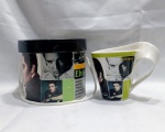 Caneca de cerâmica temática do Elvis Presley apresentando um design moderno com estampas fotográficas icônicas do artista. Acompanha uma embalagem redonda também estampada com alça e forro microndulado para protegê-la. Detalhes conforme fotos, _(ºLº)_ Caso necessite, tire todas suas dúvidas via atendimento personalizado por WhatsApp: (11) 98681-9377. Não deixe para última hora! Antecipadamente agradecemos pelo seu lance. Sem testes ou garantias futuras de originalidade, funcionalidade, material ou procedência.