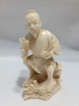OKIMONO - oriental, finamente esculpido à mão em marfim, representando uma figura idosa, possivelmente um sábio taoísta ou pescador, em trajes tradicionais. A peça apresenta rico detalhamento, com o personagem segurando um cachimbo oriental (kiseru) em uma das mãos e um leque na outra, apoiado sobre base esculpida simulando feixes de palha, galhos ou formação rochosa, característica da arte asiática do período Meiji (século XIX ao início do século XX). Exibe pátina compatível com a idade e delicado trabalho artesanal, sendo uma peça de grande interesse para colecionadores de arte oriental. Aprox. 10 cm. Detalhes conforme fotos, _(ºLº)_ Caso necessite, tire todas suas dúvidas via atendimento personalizado por WhatsApp: (11) 98681-9377. Não deixe para última hora! Antecipadamente agradecemos pelo seu lance. Sem testes ou garantias futuras de originalidade, funcionalidade, material ou procedência.