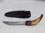 Antiga faca artesanal com cabo curvo feito de dente de javalie e bainha de couro. Aprox. 17cm. Detalhes conforme fotos, _(ºLº)_ Caso necessite, tire todas suas dúvidas via atendimento personalizado por WhatsApp: (11) 98681-9377. Não deixe para última hora! Antecipadamente agradecemos pelo seu lance. Sem testes ou garantias futuras de originalidade, funcionalidade, material ou procedência.