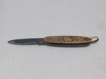 Pequeno canivete antigo, com cabo de latão trabalhado e lâmina de aço, possivelmente da marca Tira Prosa. Aprox. 6,5 cm aberto e  aprox. 3,5 cm fechado. Detalhes conforme fotos, _(ºLº)_ Caso necessite, tire todas suas dúvidas via atendimento personalizado por WhatsApp: (11) 98681-9377. Não deixe para última hora! Antecipadamente agradecemos pelo seu lance. Sem testes ou garantias futuras de originalidade, funcionalidade, material ou procedência.