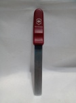 VICTORINOX - Afiador diamantado de bolso Victorinox, ideal para facas e canivetes. Possui um cabo ergonômico vermelho com o logotipo da marca. A superfície de afiação é feita de chapa metálica revestida com partículas de diamante para uma afiação rápida. Aprox. 14,5 cm. Detalhes conforme fotos, _(ºLº)_ Caso necessite, tire todas suas dúvidas via atendimento personalizado por WhatsApp: (11) 98681-9377. Não deixe para última hora! Antecipadamente agradecemos pelo seu lance. Sem testes ou garantias futuras de originalidade, funcionalidade, material ou procedência.