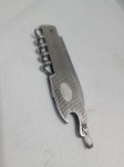CORNETA - Canivete multifuncional antigo da marca Corneta, fabricado em aço inoxidável. O item inclui uma lâmina dobrável de 6cm, um saca-rolhas e um abridor de garrafas. Apresenta um cabo de metal com textura estriada e um detalhe oval em branco. Detalhes conforme fotos, _(ºLº)_ Caso necessite, tire todas suas dúvidas via atendimento personalizado por WhatsApp: (11) 98681-9377. Não deixe para última hora! Antecipadamente agradecemos pelo seu lance. Sem testes ou garantias futuras de originalidade, funcionalidade, material ou procedência.