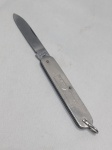 CORNETA - Canivete de bolso de metal da marca Corneta, com lâmina de aço. O item possui uma estrutura em aço inoxidável e inclui um argola para chaveiro. Provavelmente brinde publicitário da Fundição Tupy S.A. Detalhes conforme fotos, _(ºLº)_ Caso necessite, tire todas suas dúvidas via atendimento personalizado por WhatsApp: (11) 98681-9377. Não deixe para última hora! Antecipadamente agradecemos pelo seu lance. Sem testes ou garantias futuras de originalidade, funcionalidade, material ou procedência.
