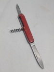 Canivete multiuso antigo produzido pela renomada marca de cutelaria portuguesa ICEL. O canivete possui uma lâmina principal, uma lâmina secundária menor (canivete de bolso clássico) e um saca rolhas em espiral. Detalhes conforme fotos, _(ºLº)_ Caso necessite, tire todas suas dúvidas via atendimento personalizado por WhatsApp: (11) 98681-9377. Não deixe para última hora! Antecipadamente agradecemos pelo seu lance. Sem testes ou garantias futuras de originalidade, funcionalidade, material ou procedência.
