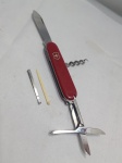 VICTORINOX - Canivete suíço Victorinox golfer ou similar. Inclui lâmina principal, saca-rolhas, lâmina secundária, tesoura, palito de dentes e pinça. Detalhes conforme fotos, _(ºLº)_ Caso necessite, tire todas suas dúvidas via atendimento personalizado por WhatsApp: (11) 98681-9377. Não deixe para última hora! Antecipadamente agradecemos pelo seu lance. Sem testes ou garantias futuras de originalidade, funcionalidade, material ou procedência.