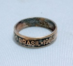 Anel histórico da campanha Doei Ouro para o Bem do Brasil, realizada em 1964. A peça é feita de latão e era entregue a quem doasse suas alianças de ouro para o país. O item é associado a Revolução de 1964. Detalhes conforme fotos, _(ºLº)_ Caso necessite, tire todas suas dúvidas via atendimento personalizado por WhatsApp: (11) 98681-9377. Não deixe para última hora! Antecipadamente agradecemos pelo seu lance. Sem testes ou garantias futuras de originalidade, funcionalidade, material ou procedência.