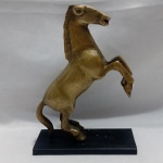 Escultura em latão fundido de um cavalo enpinado, fixa sobre base de ferro. Detalhes conforme fotos, _(ºLº)_ Caso necessite, tire todas suas dúvidas via atendimento personalizado por WhatsApp: (11) 98681-9377. Não deixe para última hora! Antecipadamente agradecemos pelo seu lance. Sem testes ou garantias futuras de originalidade, funcionalidade, material ou procedência.