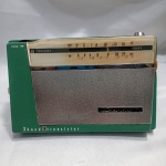 FUNCIONANDO - Rádio portátil antigo Standart SR-H107, fabricado no Japão por volta da década de 1960. O aparelho opera em duas faixas de frequência, AM e SW. A unidade possui 8 transistores e utiliza uma carcaça verde com uma grade de alto-falante prateada. Ausência da antena. Detalhes conforme fotos, _(ºLº)_ Caso necessite, tire todas suas dúvidas via atendimento personalizado por WhatsApp: (11) 98681-9377. Não deixe para última hora! Antecipadamente agradecemos pelo seu lance. Sem testes ou garantias futuras de originalidade, funcionalidade, material ou procedência.