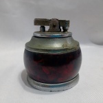 Isqueiro de mesa antigo da marca Pacific, com corpo em baquelite vermelho escuro e base de metal. Sem testes. Detalhes conforme fotos, _(ºLº)_ Caso necessite, tire todas suas dúvidas via atendimento personalizado por WhatsApp: (11) 98681-9377. Não deixe para última hora! Antecipadamente agradecemos pelo seu lance. Sem testes ou garantias futuras de originalidade, funcionalidade, material ou procedência.