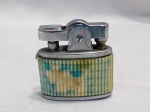 Isqueiro de colecionador da marca Mignon, fabricado no Japão por volta das décadas de 1950 e 1960. O item possui corpo revestido com um padrão de listras texturizadas em tons de verde e bege. Sem testes. Detalhes conforme fotos, _(ºLº)_ Caso necessite, tire todas suas dúvidas via atendimento personalizado por WhatsApp: (11) 98681-9377. Não deixe para última hora! Antecipadamente agradecemos pelo seu lance. Sem testes ou garantias futuras de originalidade, funcionalidade, material ou procedência.