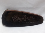 Bolsa de veludo para cachimbos da marca holandesa Big Ben. O produto é descrito como "Best Briar", indicando uso com cachimbos de alta qualidade feitos de madeira de briar. Detalhes conforme fotos, _(ºLº)_ Caso necessite, tire todas suas dúvidas via atendimento personalizado por WhatsApp: (11) 98681-9377. Não deixe para última hora! Antecipadamente agradecemos pelo seu lance. Sem testes ou garantias futuras de originalidade, funcionalidade, material ou procedência.