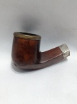 Antigo Cachimbo Briar "Bruyère Garantie" de madeira com uma virola de metal prata. Cachimbo curvo estilo bent com um bocal ausente. Detalhes conforme fotos, _(ºLº)_ Caso necessite, tire todas suas dúvidas via atendimento personalizado por WhatsApp: (11) 98681-9377. Não deixe para última hora! Antecipadamente agradecemos pelo seu lance. Sem testes ou garantias futuras de originalidade, funcionalidade, material ou procedência.